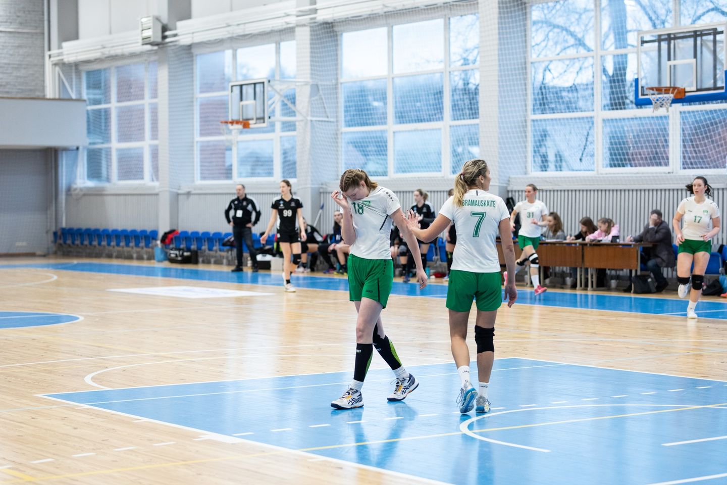 Read more about the article Šeštadienio rytą į Kauną pakiliai nusiteikusios atvyko šalies vicečempionės Vilniaus „Eglės“ rankininkės.